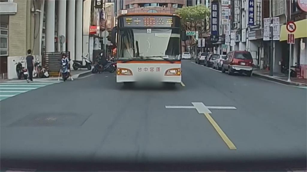 計程車讓行人被公車撞　運將提營業損失賠償遭拒