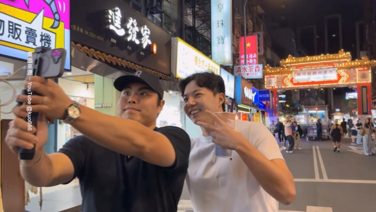 西武獅終結者平良海馬現身台北！　昔隊友郭俊麟陪逛夜市.剪髮