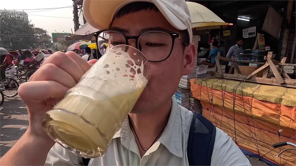 他解鎖孟加拉現榨甘蔗汁　「杯子竟從黑水撈出」網一看驚呆了：用生命拍片