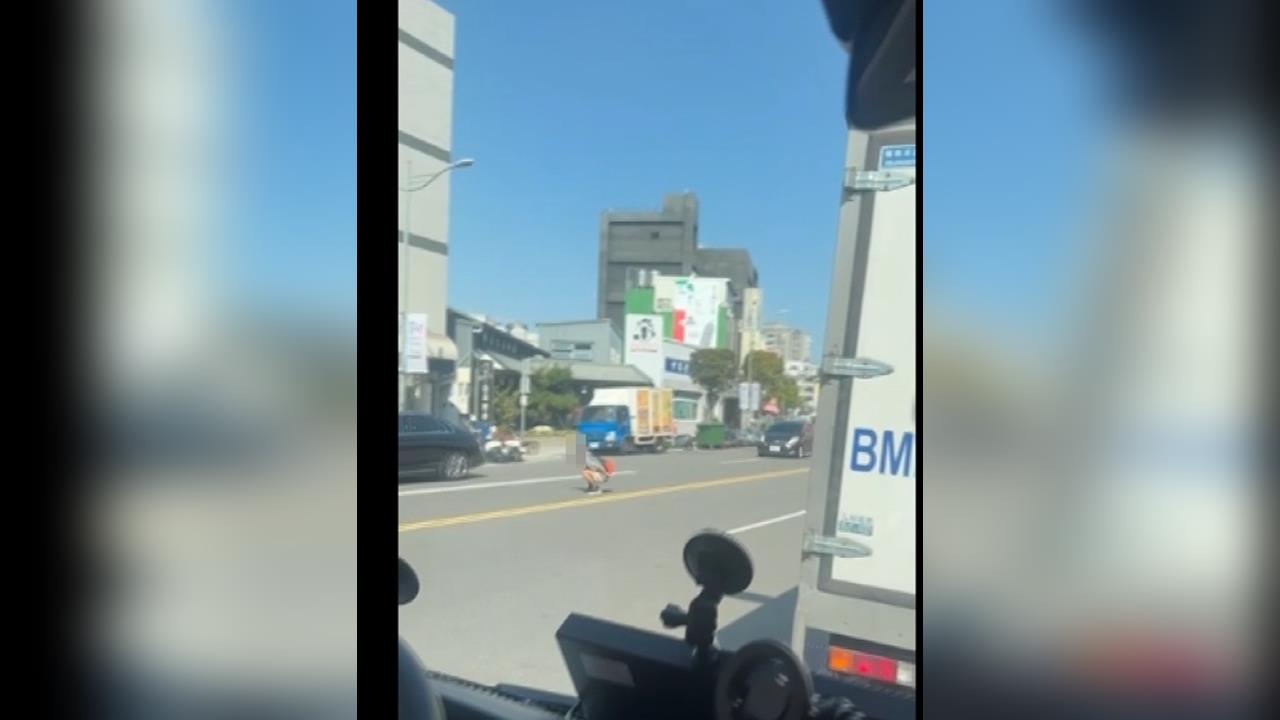 國道塞車當舞池!? 出租車外國乘客荒謬下車熱舞