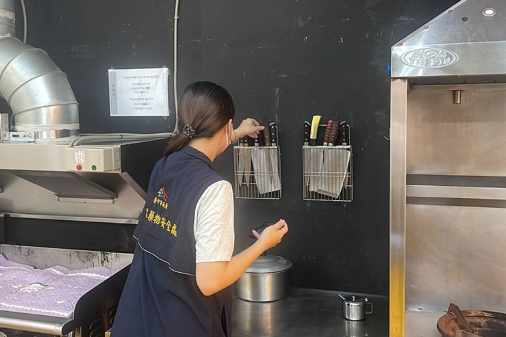 豐原烤鴨店驚傳食物中毒案 食安處勒令停業、最高罰2億並法辦