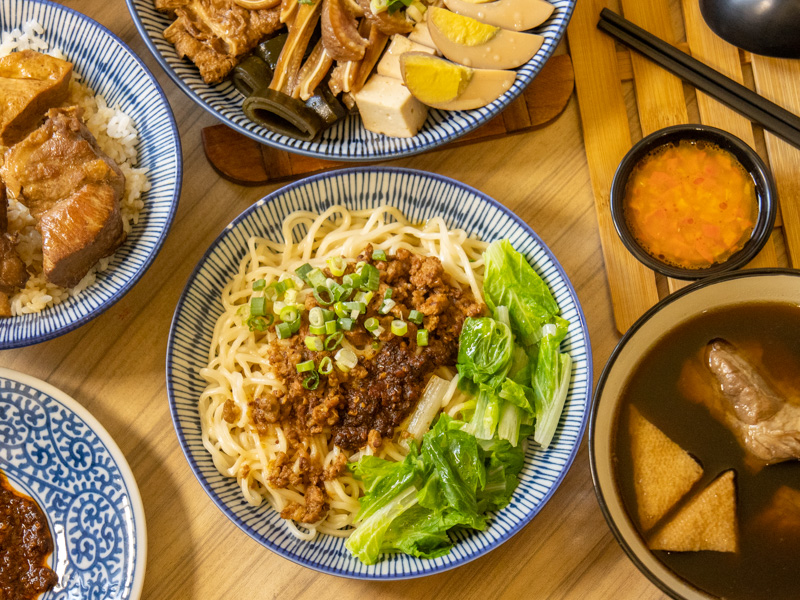 台中南屯「鄉遇」暖心麵店！很"淋辣"乾拌麵嗜辣者別錯過！
