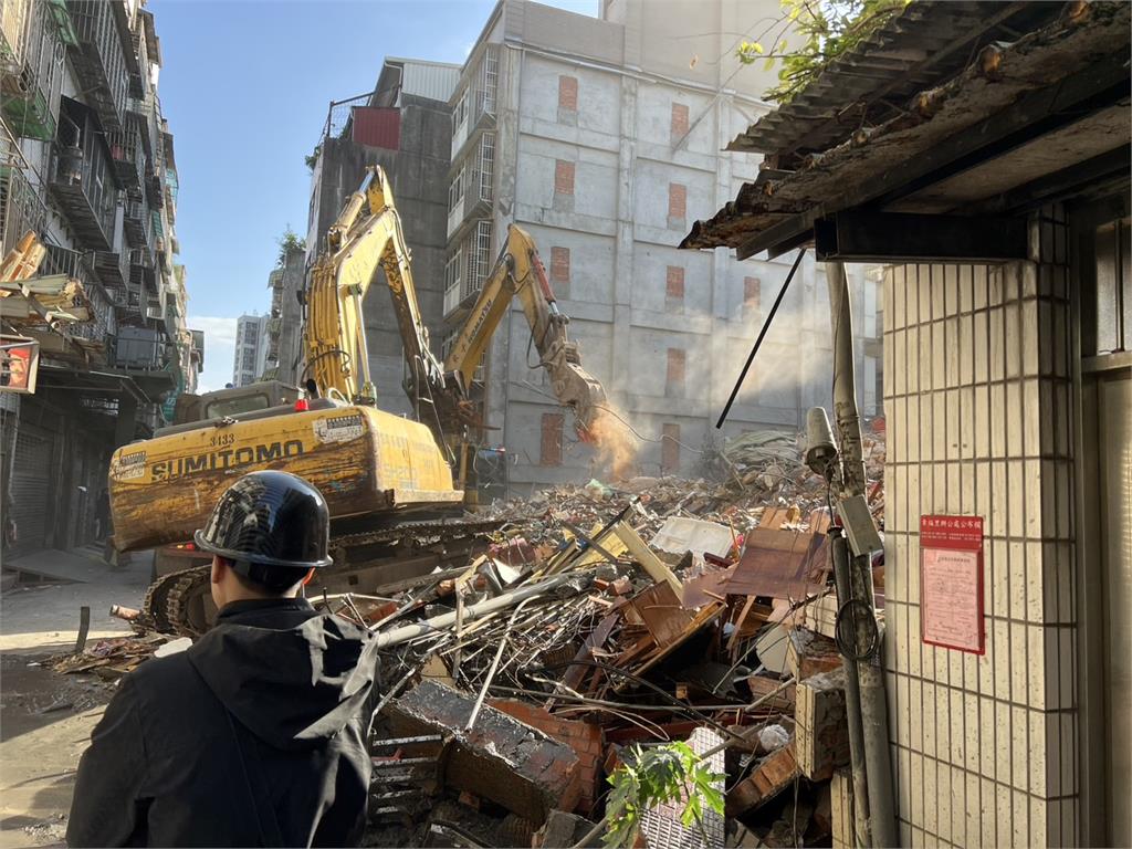 快新聞／骨牌效應？三重民宅倒塌拆除「地基不穩」　再緊急撤離逾10戶