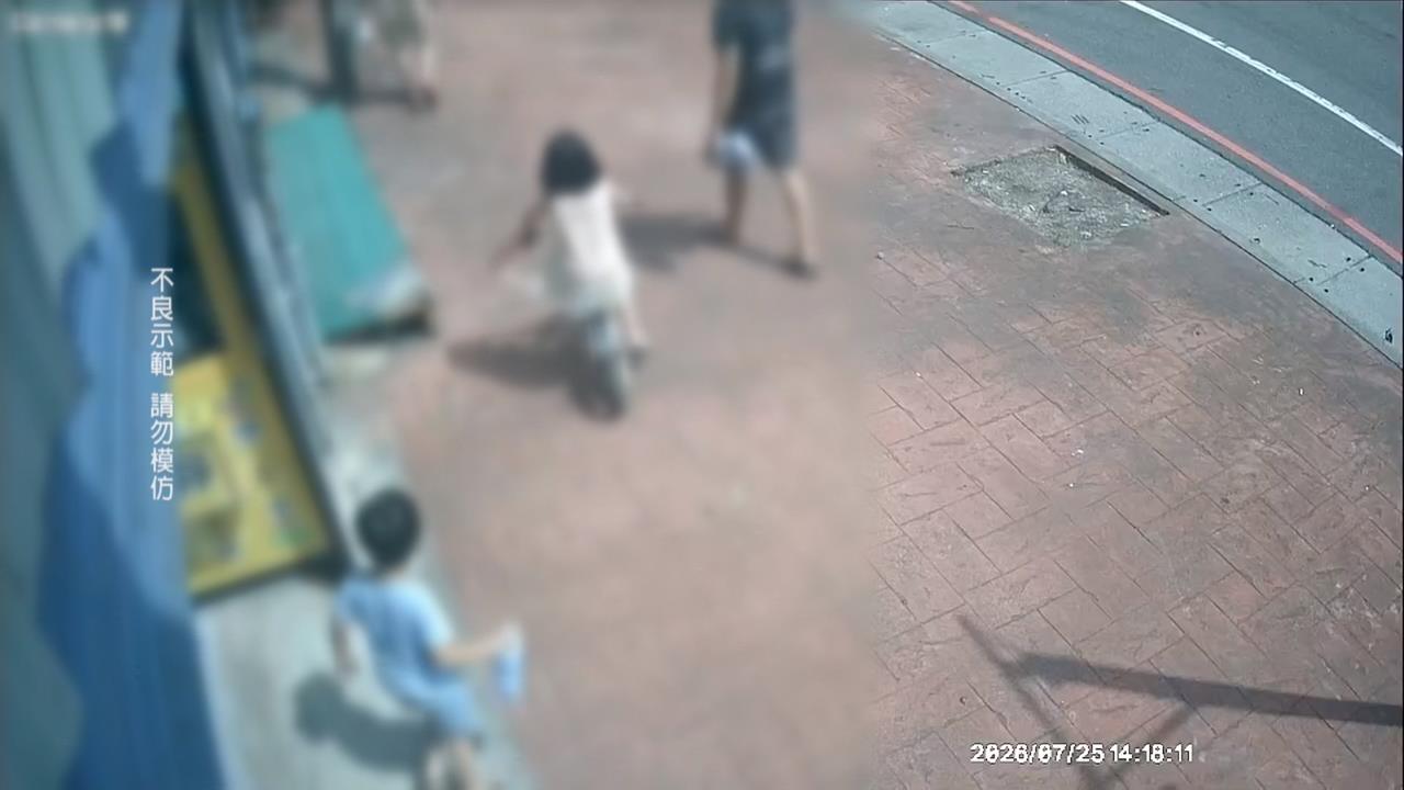 最差勁身教!父母指揮小孩「鑽進機台」 搜刮夾娃娃機店戰利品