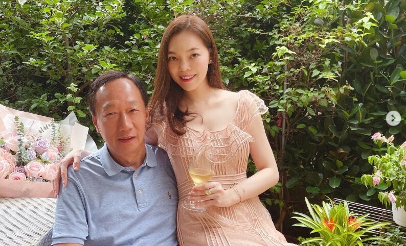 郭台銘再會女球友！專家一語點破內情：兩人更緊密了