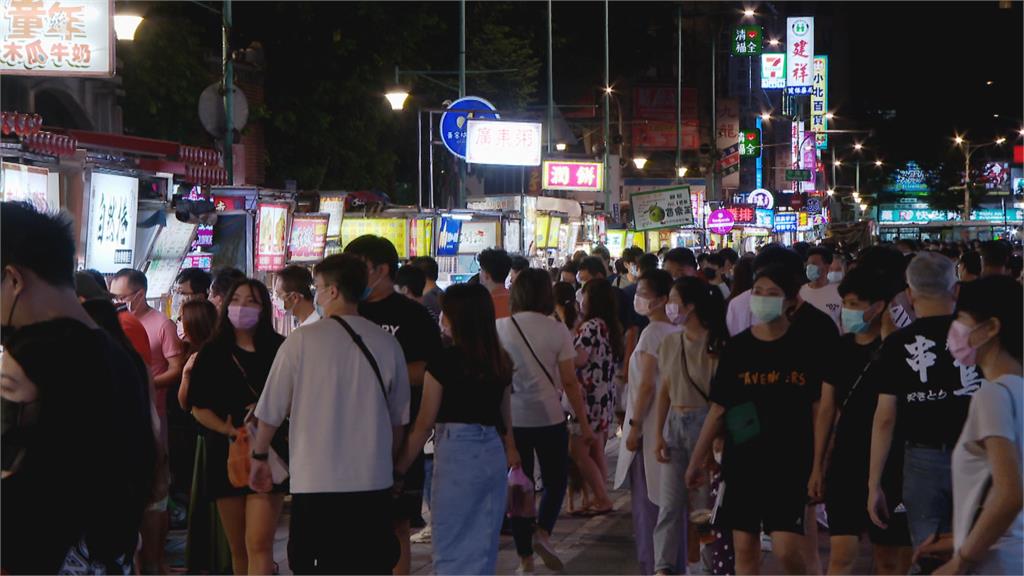 寧夏夜市週日晚間湧人潮　小吃攤商忙到翻