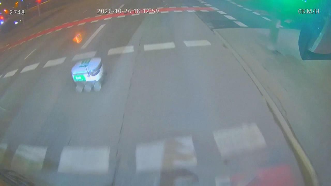 愛沙尼亞離奇交通事故！　快遞機器人撞公車9乘客傷