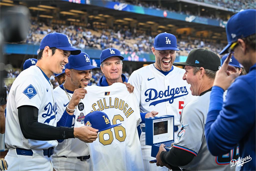 MLB(影)／道奇主場頒冠軍戒給馬林魚教頭　大谷賽前熱情迎接昔日「頭槌夥伴」