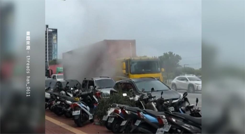 台中沙鹿向上路七段長下坡　聯結車突爆胎竄黑煙