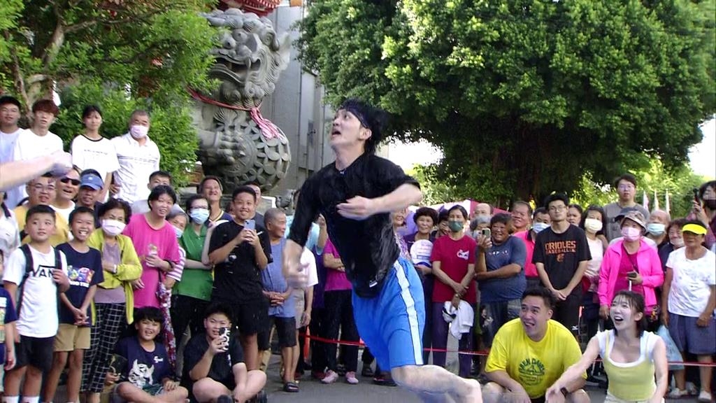 遊戲失控玩出火氣！藝人拿水怒潑隊友 郭忠祐「打滑慘摔」畫面曝