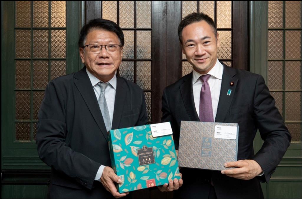 日本眾議員鈴木馨祐訪台　潘孟安送屏東可可禮盒盼感受「多一度的熱情」