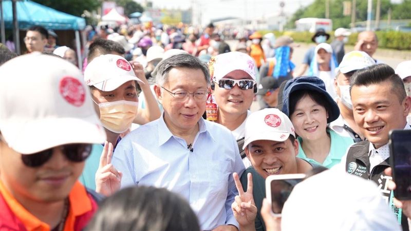 快新聞／曝柯文哲「大甲媽遶境偷坐車、擺拍」遭陳佩琪嗆　前幕僚1照片啪啪打臉