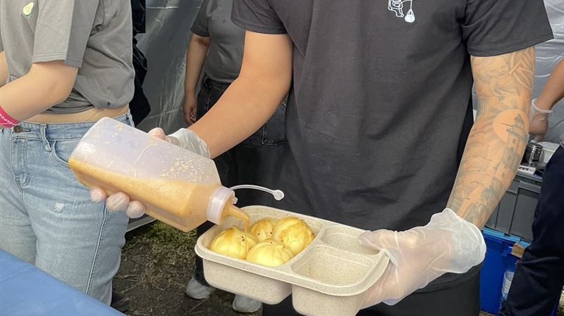 男神降臨大佳河濱公園！網驚「真的是瘦子」　賣生煎包親手加醬服務