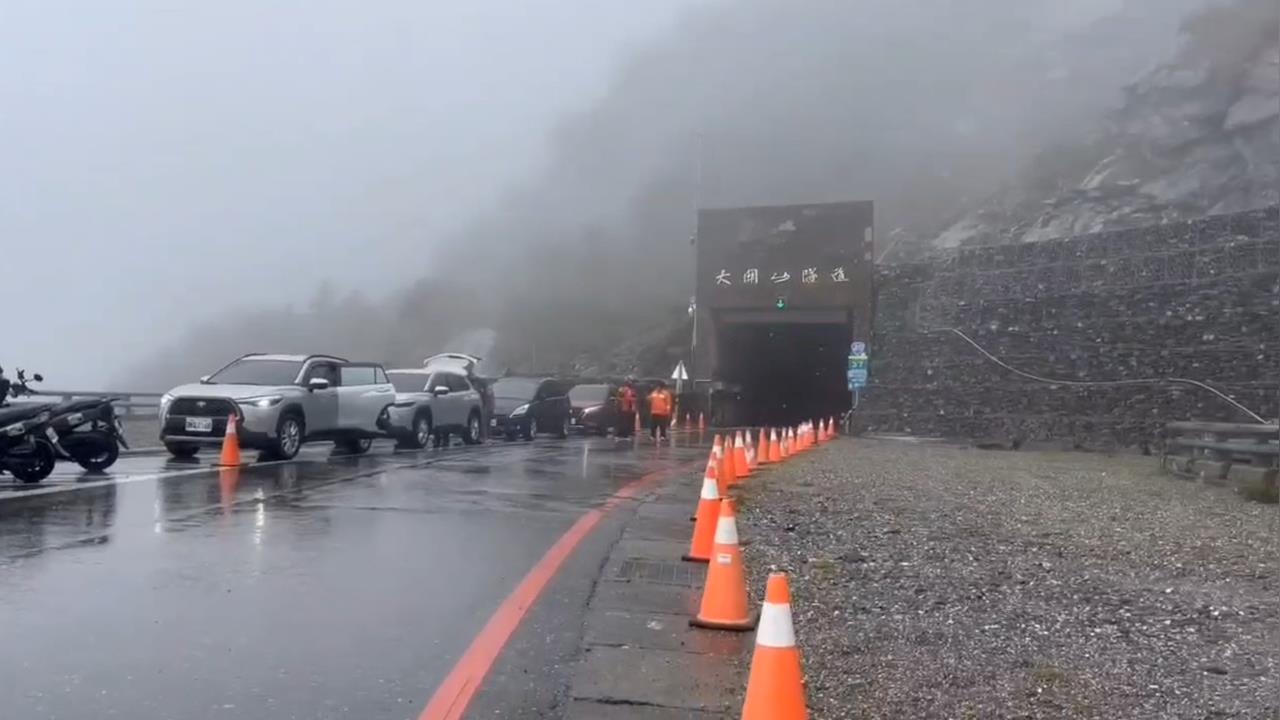 快新聞／有夠冷！南橫啞口大關山隧道開始降雪　民眾超驚喜