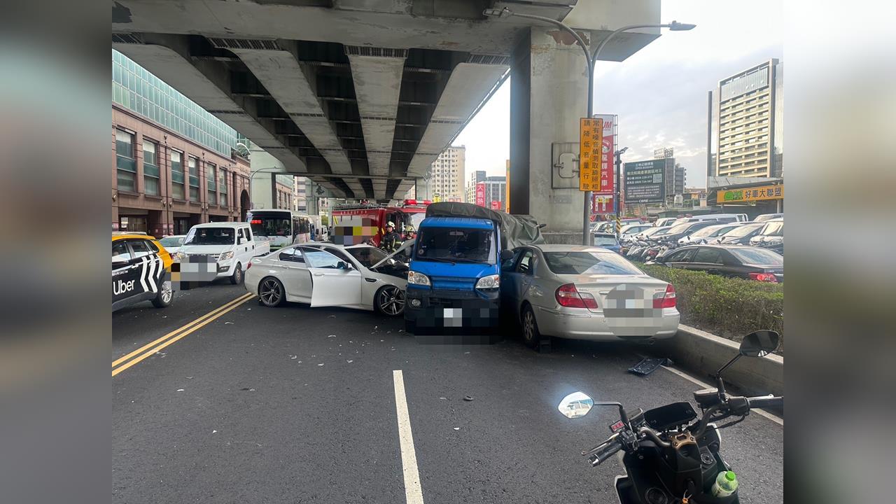 新莊三車連環撞! 肇事駕駛是「通緝犯」車內還有毒