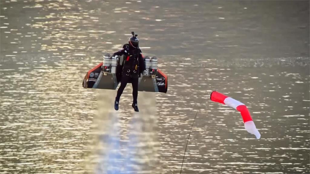 法國噴射人新挑戰 飛至1800公尺創紀錄
