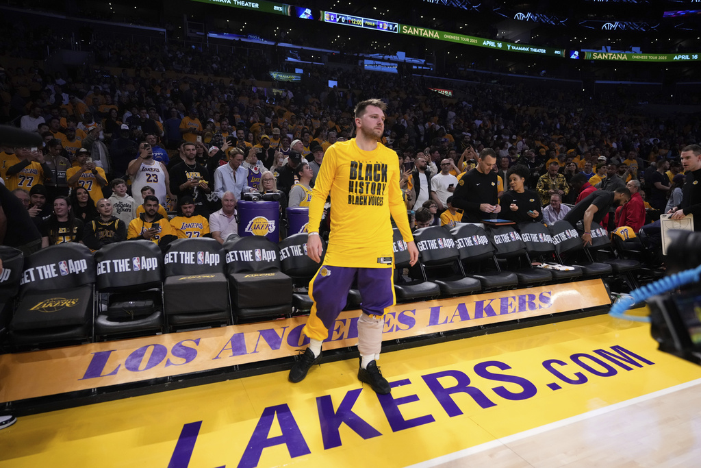 NBA(影)／「動77」首度為湖人出賽　前獨行俠冠軍傳奇到場力挺小老弟