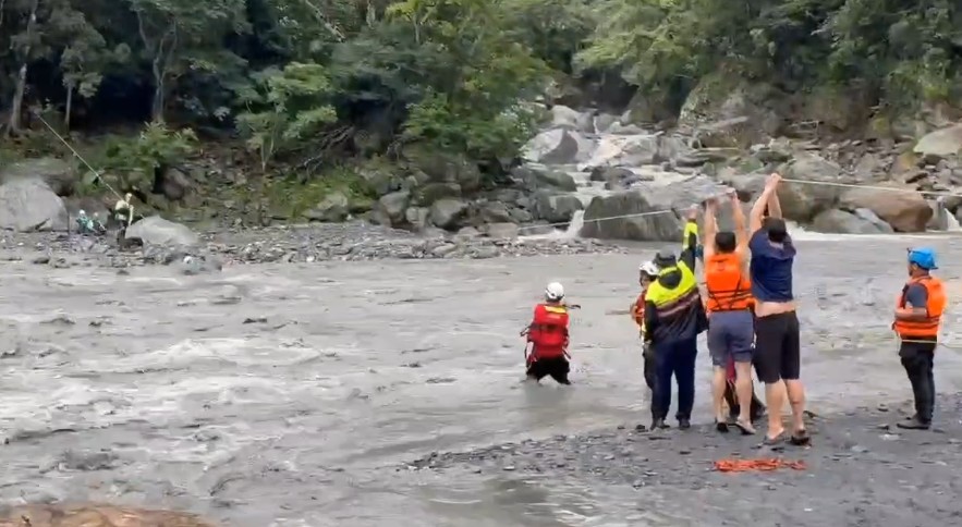 快新聞／南澳溪水暴漲　5人溯溪受困救援畫面曝