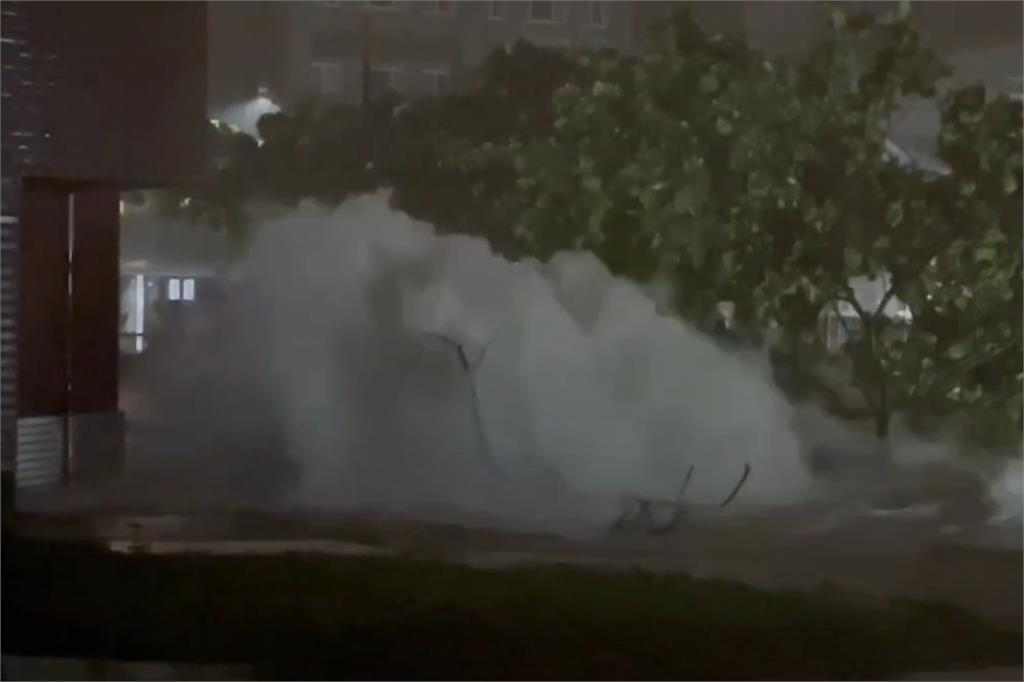 快新聞／人禍？丹娜絲暴雨強襲「高雄汙水廠管線破裂」　50戶居民慘泡水