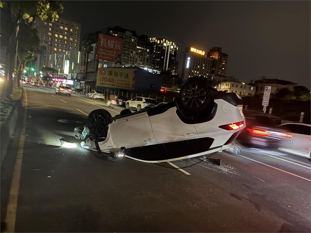 連假最後一天翻車!龜山小客車擦撞路邊2車後翻覆