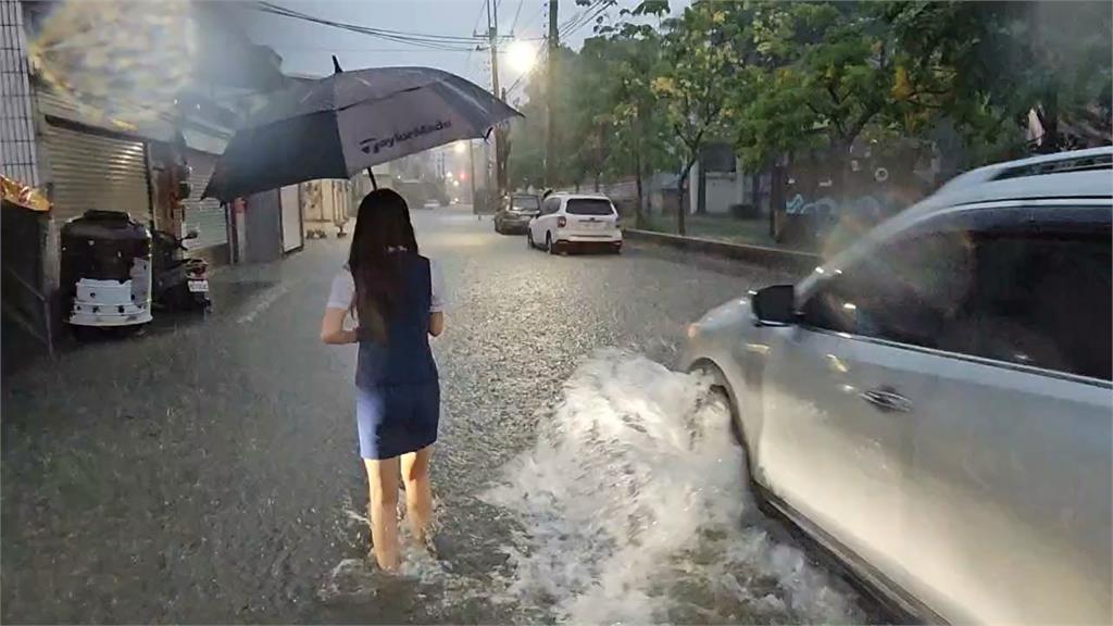 快新聞／鋒面南移！台南豪雨市區積水20公分　馬路瞬間變「小河」
