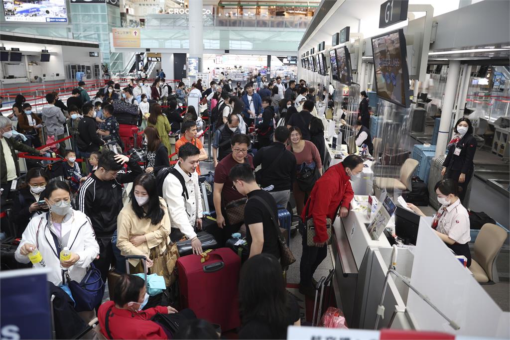 日本將迎來9天黃金週連假　機場安檢人員不足　民眾大排長龍