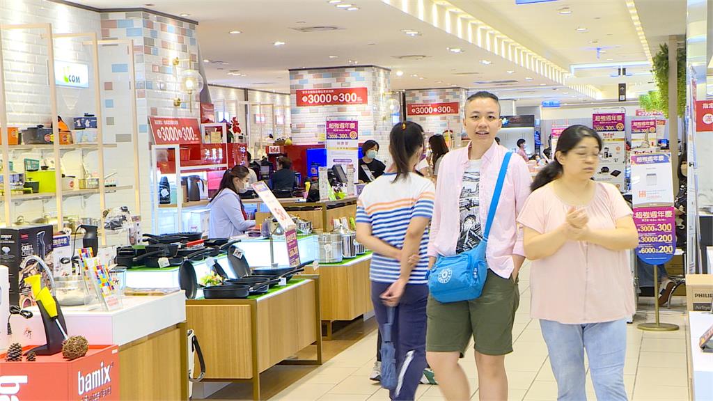 國慶連假北台灣陰雨綿綿　民眾湧進百貨公司消費
