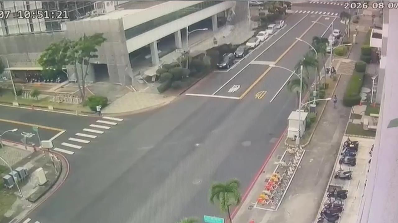 白海豚進逼颳六級陣風！　高雄楠梓鷹架倒塌砸中多車