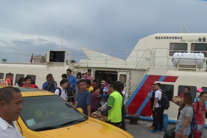 天鴿逼近南台灣 蘭嶼.綠島旅客急疏運返台