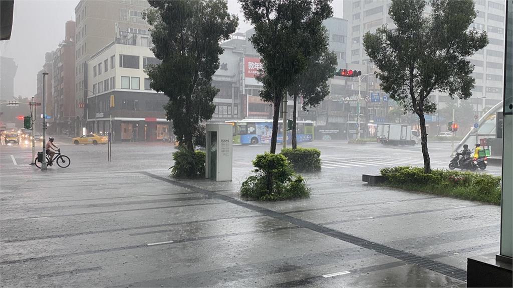 快新聞／全台16縣市豪大雨特報　大雷雨強襲雙北至14:15