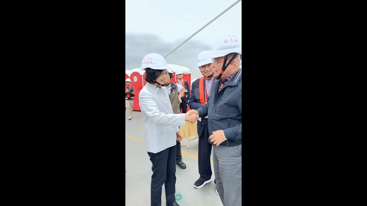蔡英文與蘇貞昌參觀淡江大橋　　被讚任內沒颱風笑了：蘇院長比較兇