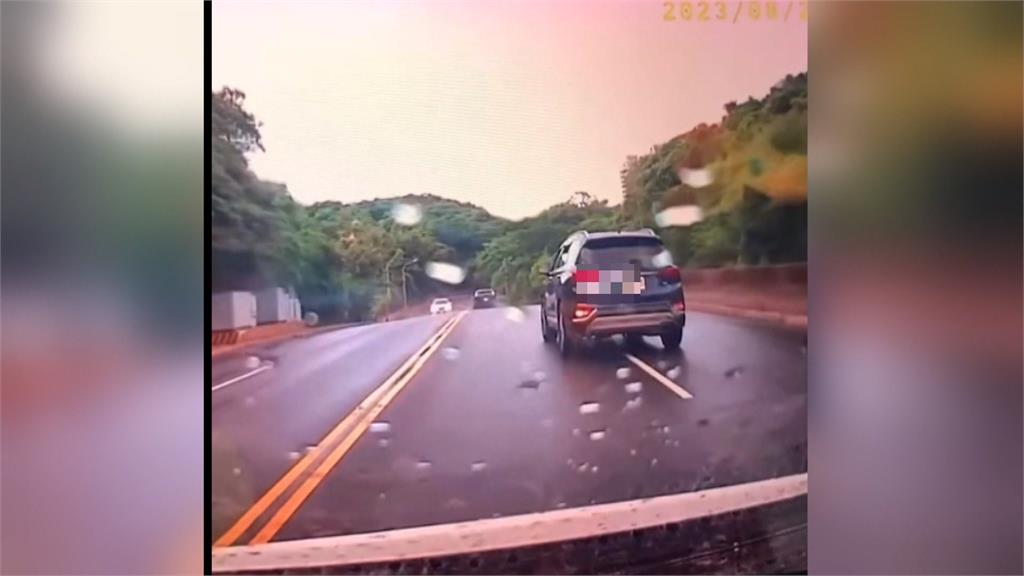 轎車沿路蛇行下秒開到對向　越開越歪！網友懷疑酒駕或毒駕