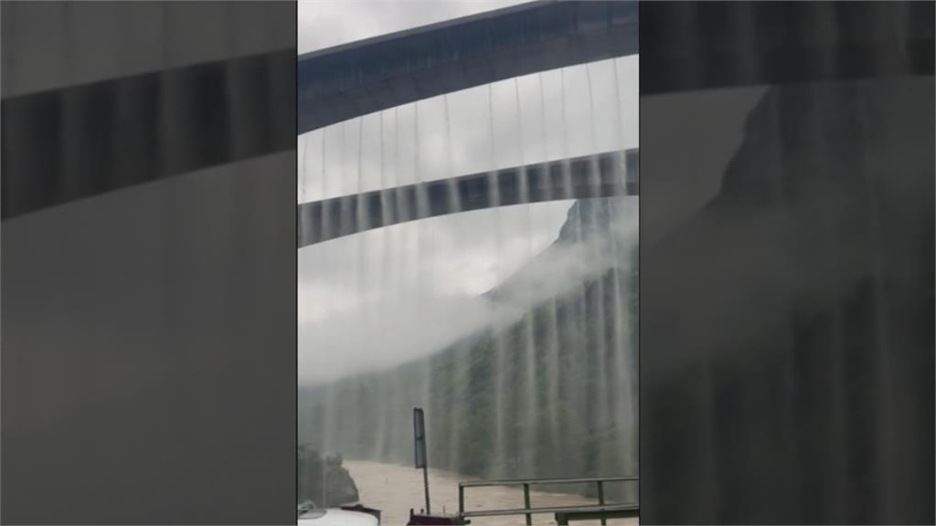 中國四川暴雨奇景　水從大橋漫出變「懸空瀑布」