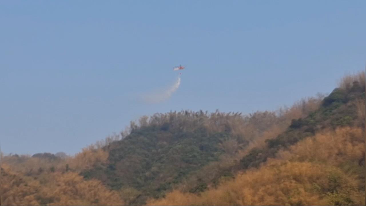快新聞／美濃公墓野火燒月光山2公頃　空勤總隊再出動灌救