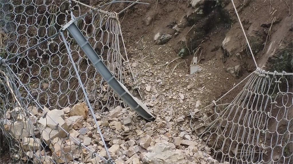 投131線牛洞段四噸落石掛山壁　9／18起預計封路四天清除石塊