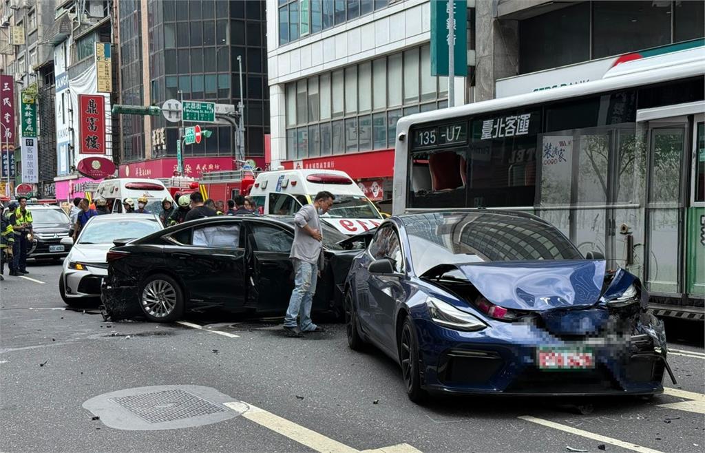 快新聞／78歲貿易商重慶南路無照暴衝釀8傷！　特斯拉車主深夜提告過失傷害
