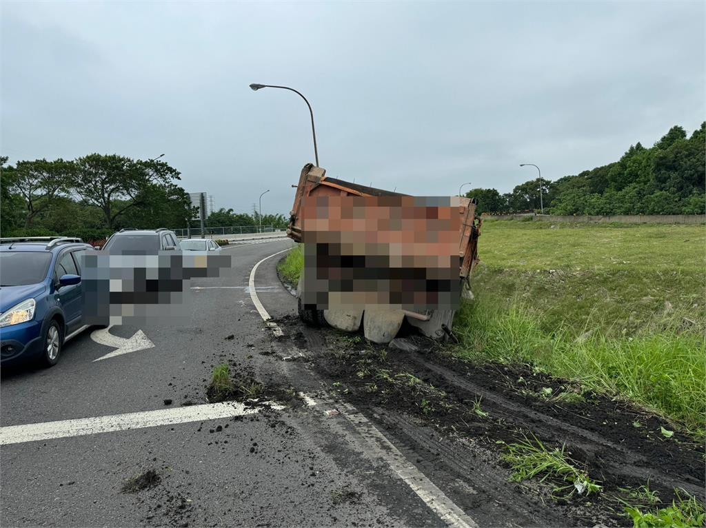 【有片】為閃重機慘撞匝道護欄！大溪曳引車衝進草坡