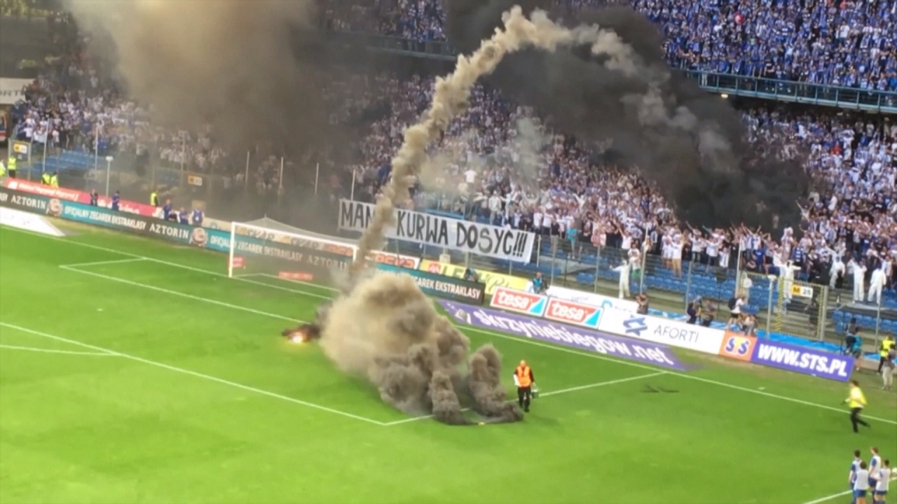 波蘭足球甲級聯賽　球迷暴動擲燃燒彈