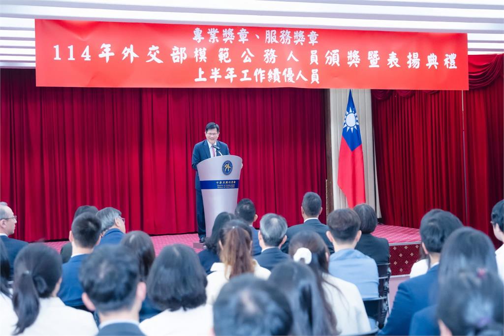 快新聞/致敬台灣無名英雄 林佳龍親表揚退休及現職外交人員