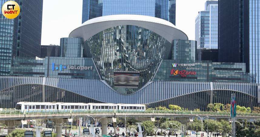 開幕未滿3個月…南港LaLaport「停車場破洞、牆面變色」　網友譏：請中國施工？