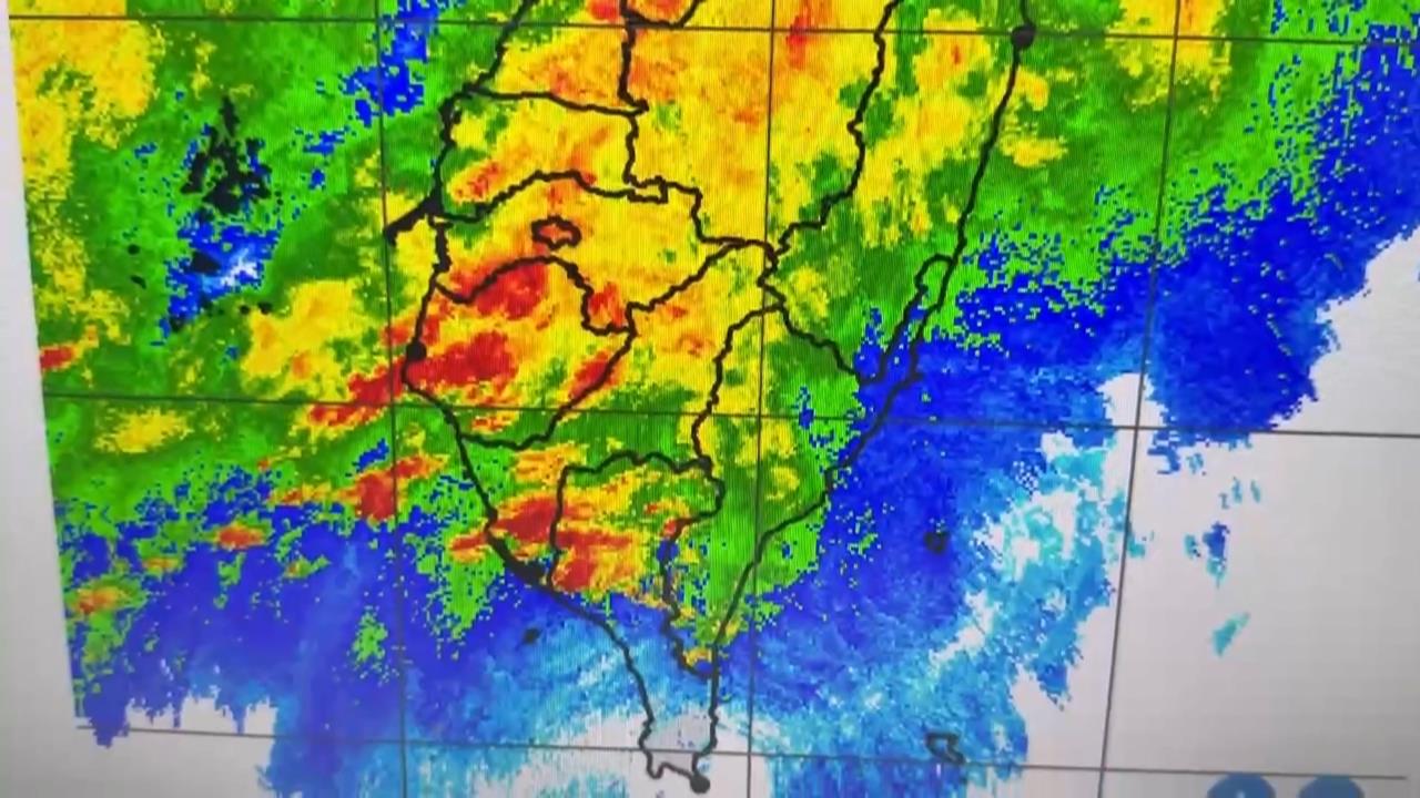 雨彈狂炸南台灣！高雄環保局助清淤　嘉義驚現「牆雲」