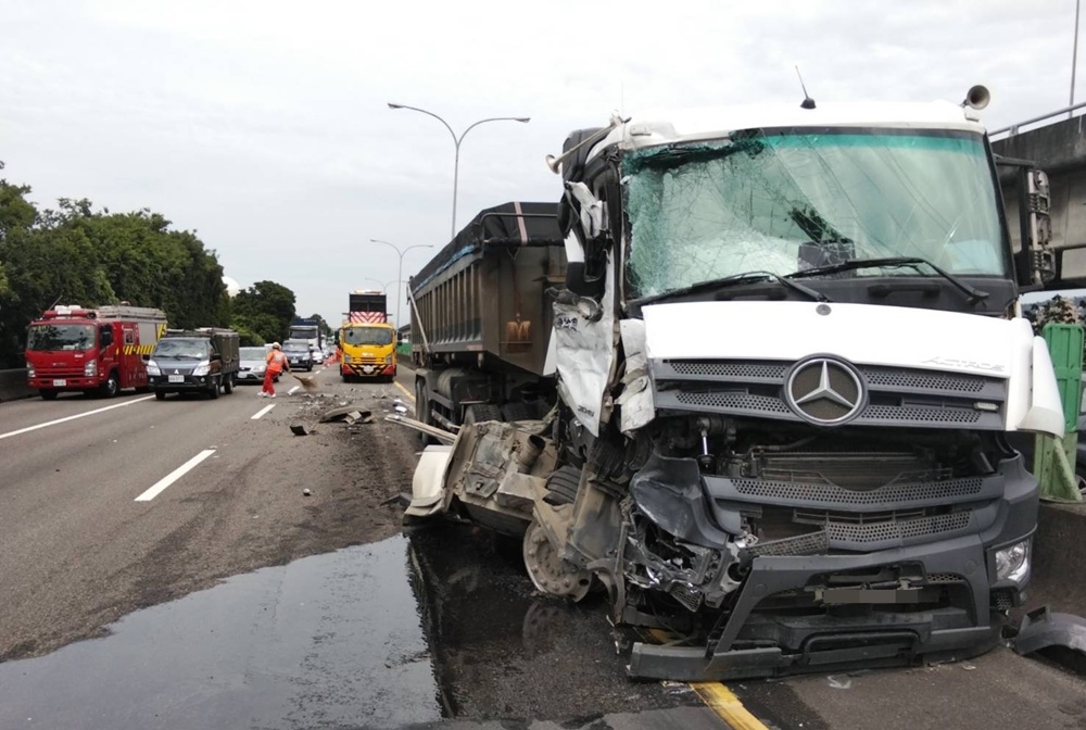 聯結車國道撞客運　疑未保持行車安全距離肇禍