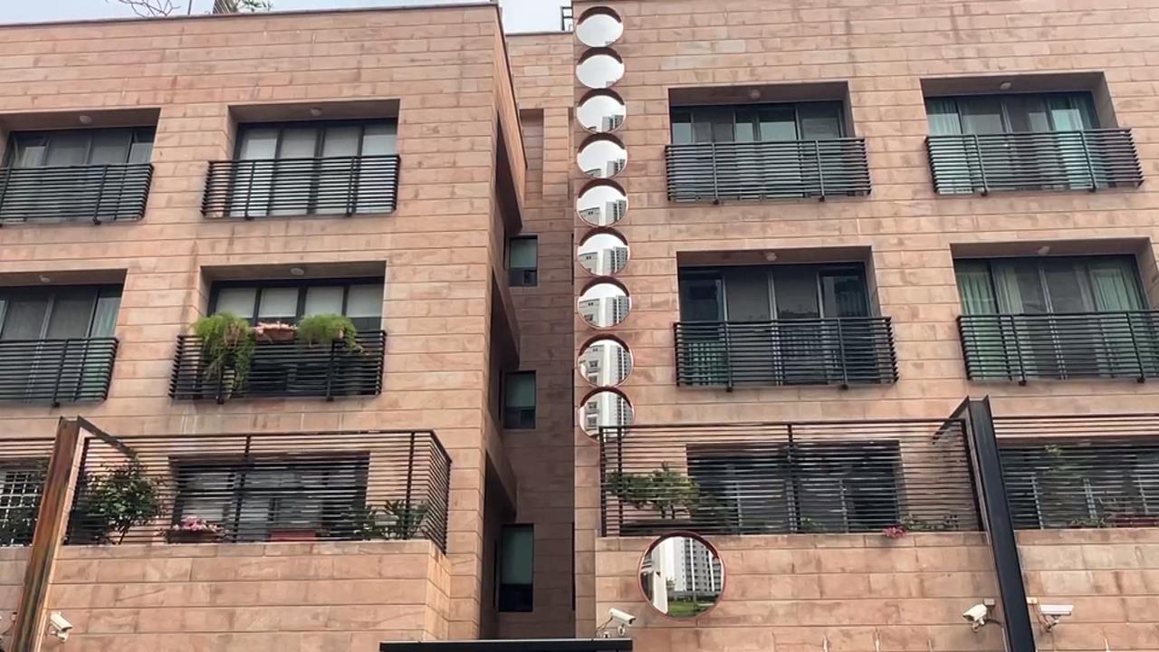 奇景！台南民宅外牆「掛滿反光鏡」　命理師曝原因