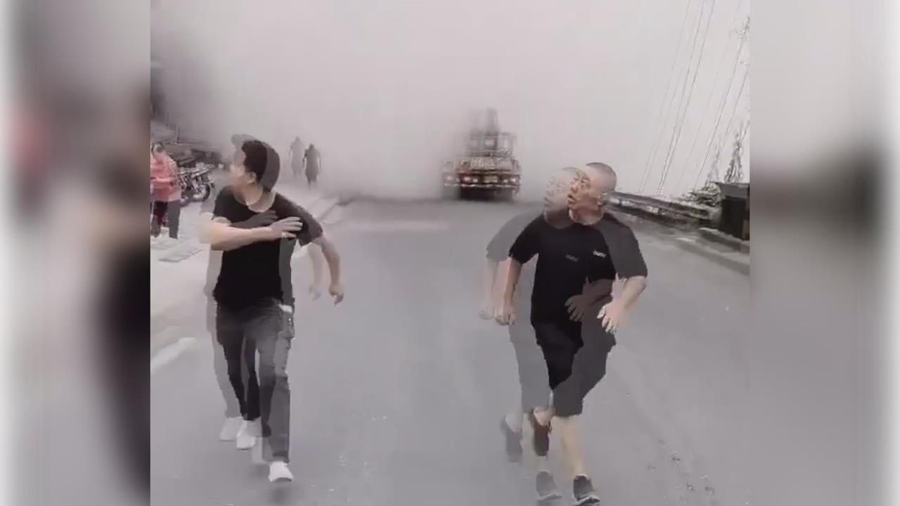 重慶彭水山崩巨石狂瀉 街區遭埋民眾驚慌逃離現場