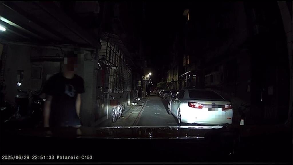 不滿女友不接電話！　男友夥同壯漢「擄人上車」畫面曝光