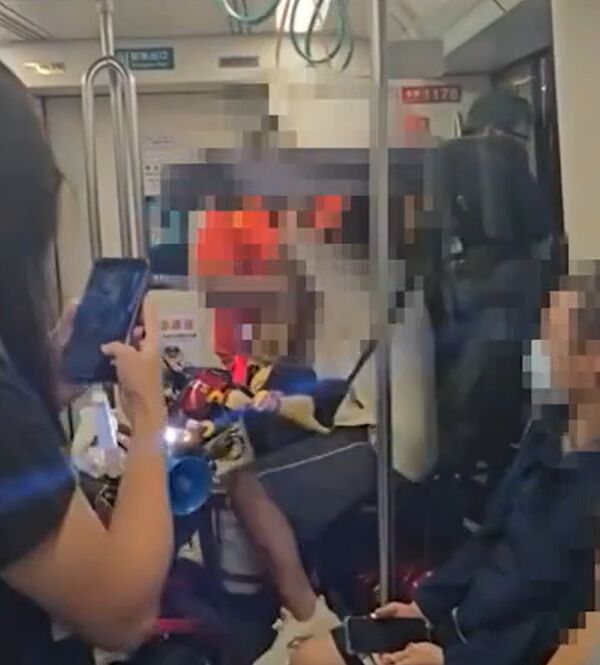 身障男搭高捷出車廂喊「借過」 壯碩哥理智線斷裂暴怒狂扁他