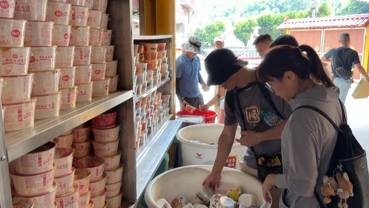 土地公廟好夯！　中秋連假南投石龍宮千人吃泡麵登場
