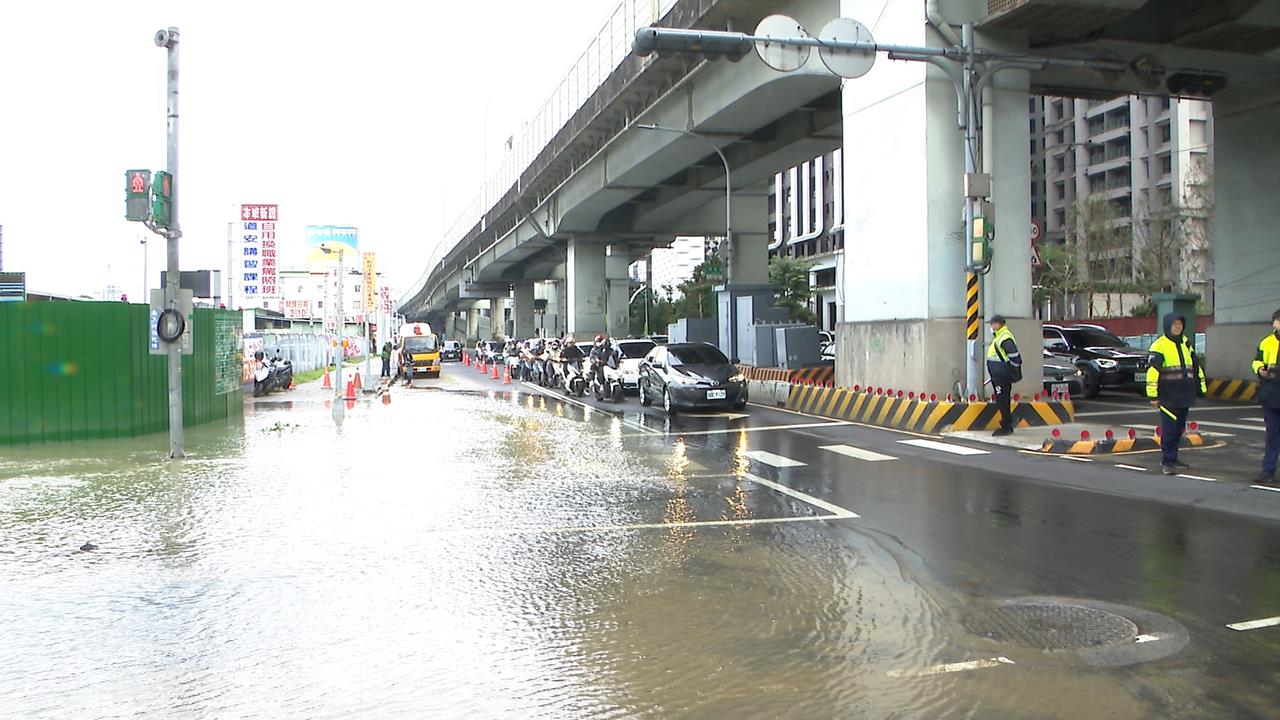 捷運站旁大淹水！　天橋地基「自來水管遭挖斷」剩1車道可通行