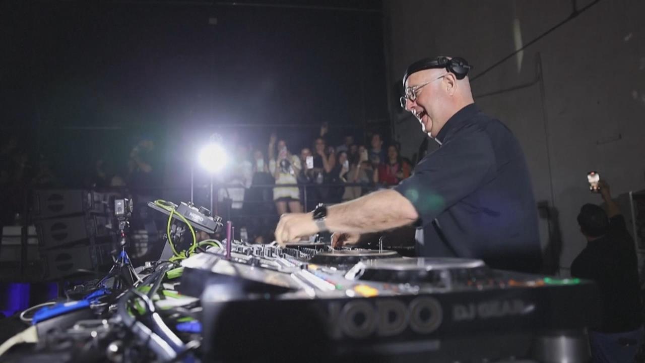 為教會還債！白天穿袍參加彌撒　神父兼當DJ放歌嗨瘋整夜