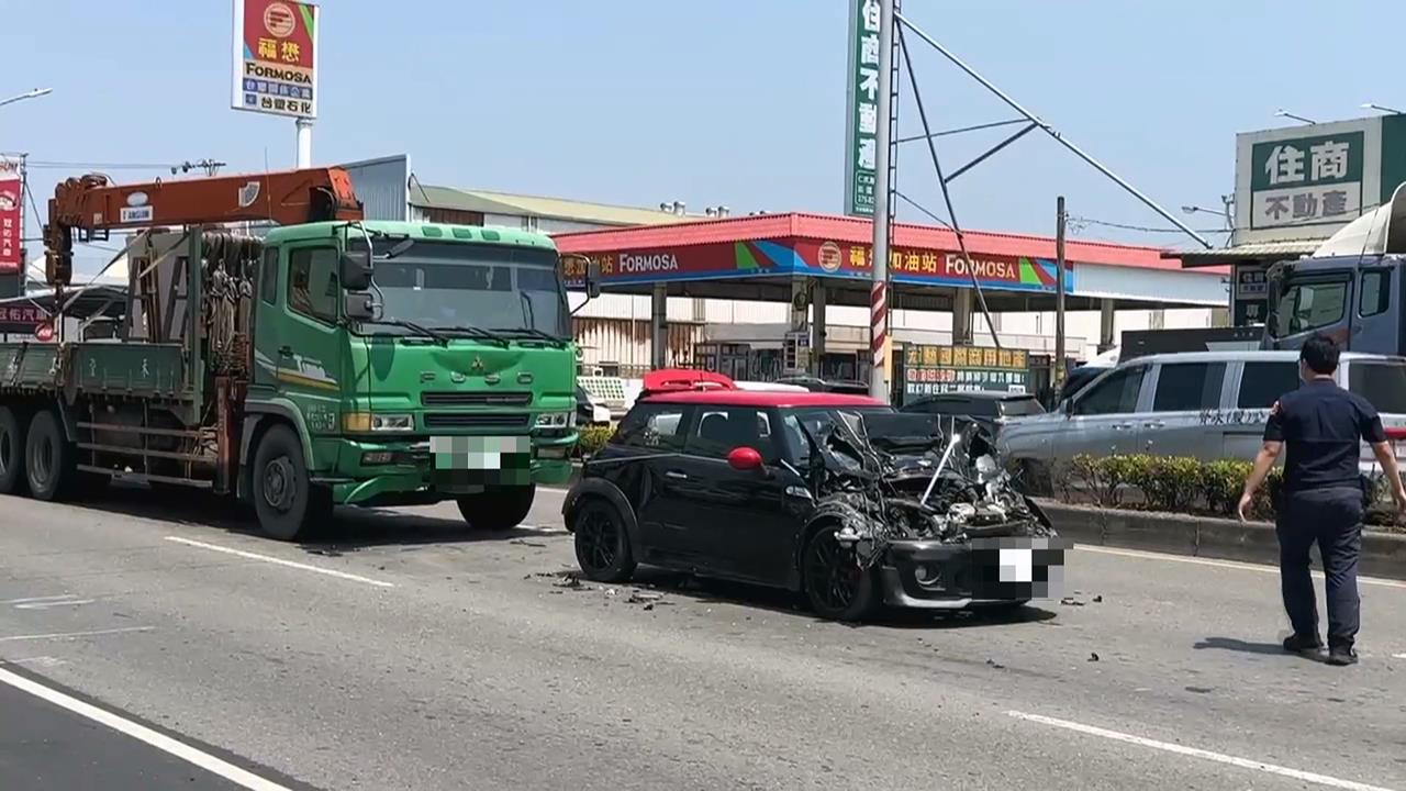五車連環撞！小貨車疑剎車不及追撞　轎車慘成夾心餅乾、駕駛送醫